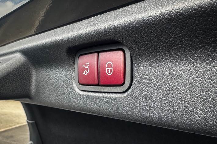 Sort Mercedes EQE350 fra 2024