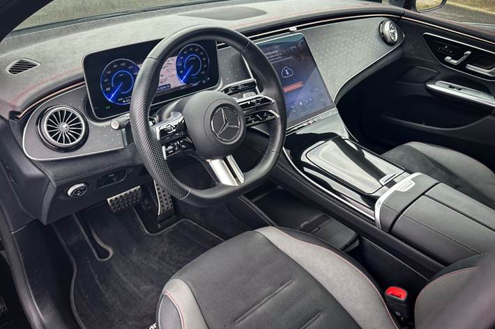 Sort Mercedes EQE350 fra 2024