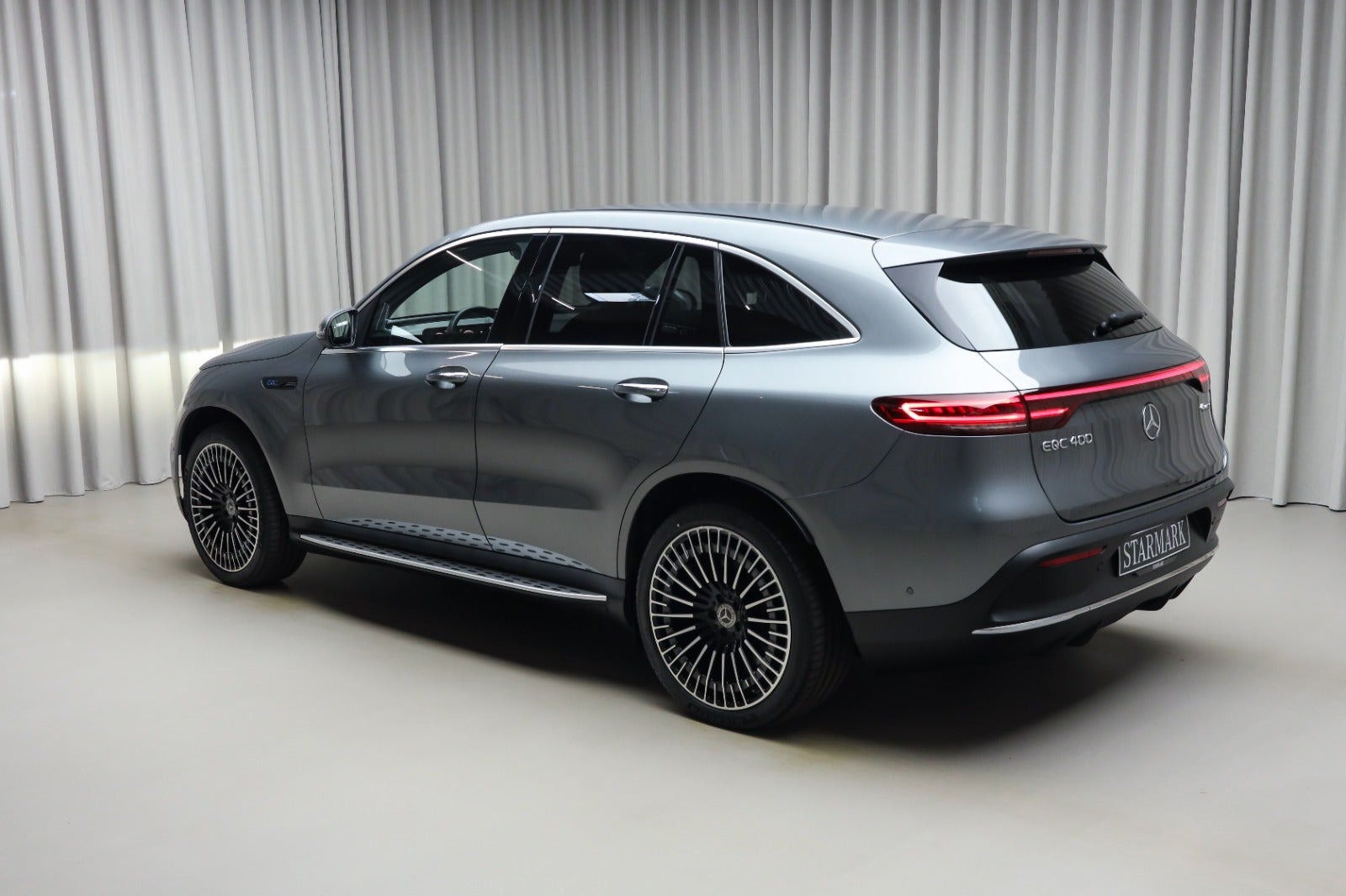 Grå Mercedes EQC400 fra 2020