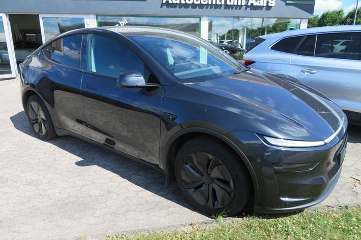 undefined Tesla Model Y fra 2025