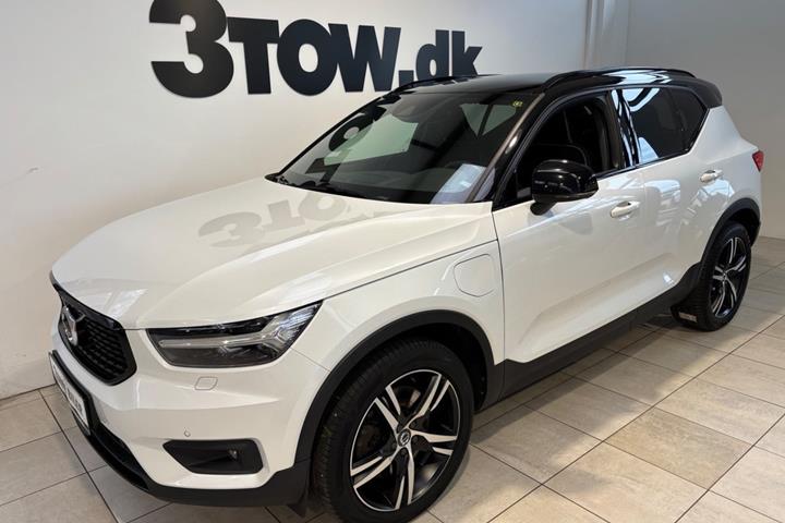 Hvid Volvo XC40 fra 2020 set udefra