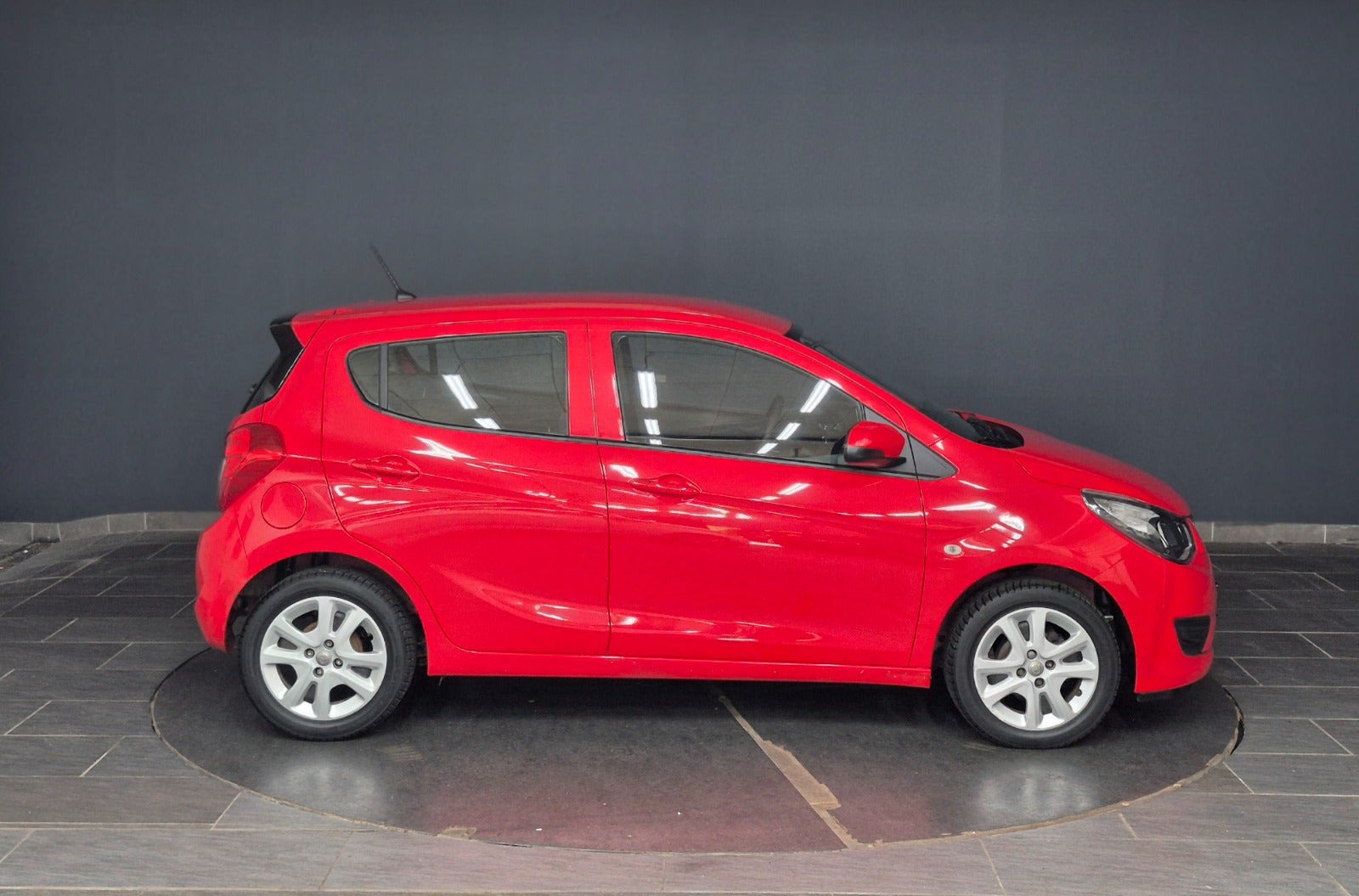 Rød Opel Karl fra 2016