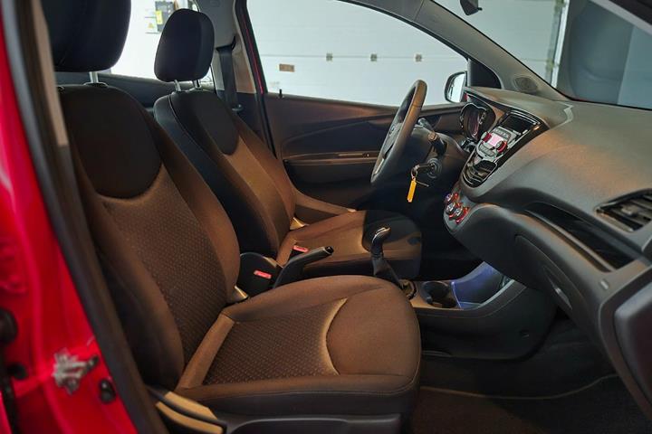 Rød Opel Karl fra 2016