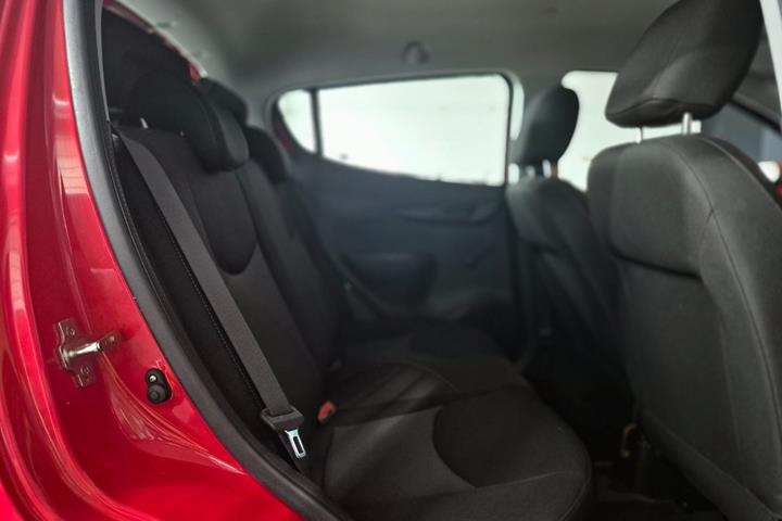 Rød Opel Karl fra 2016