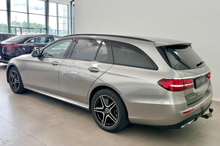 Orange Mercedes E300 de fra 2021
