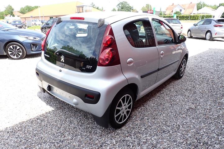 Sølv Peugeot 107 fra 2007