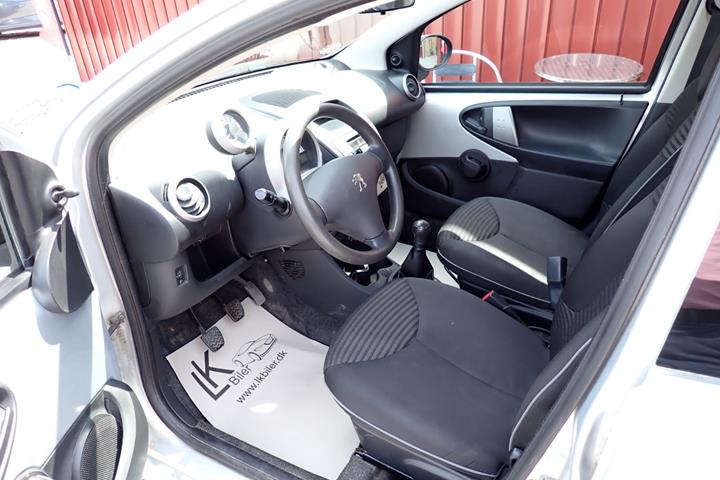 Sølv Peugeot 107 fra 2007