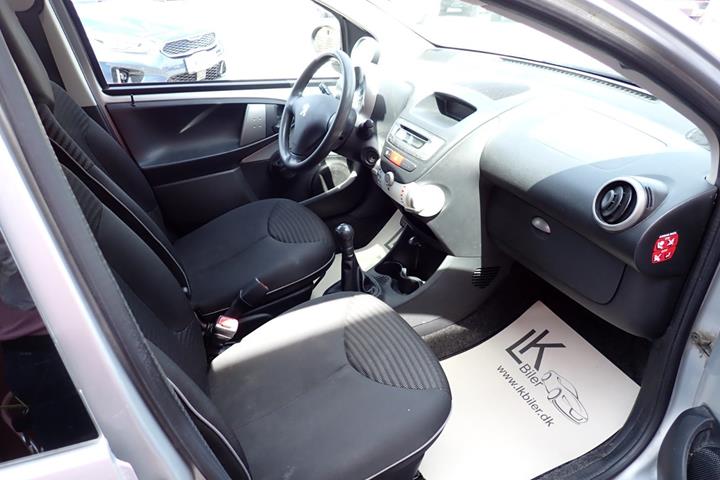 Sølv Peugeot 107 fra 2007