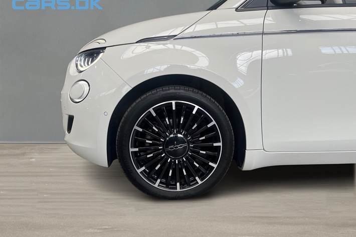 Hvid Fiat 500e fra 2023