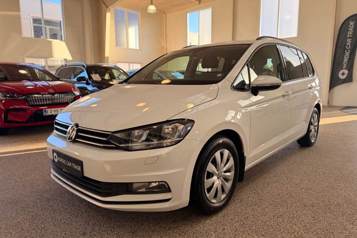 Hvid VW Touran fra 2016