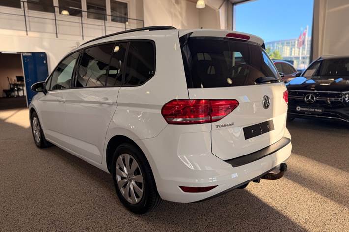 Hvid VW Touran fra 2016