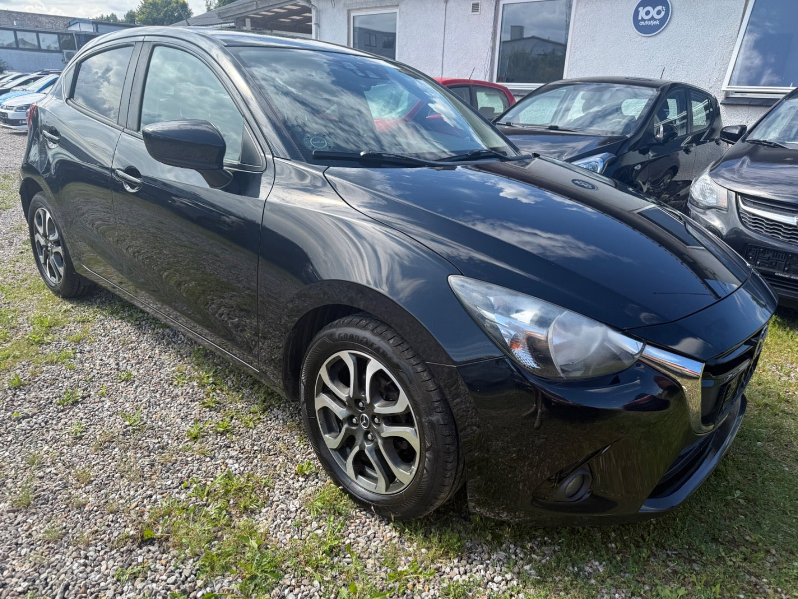 Sort Mazda 2 fra 2015
