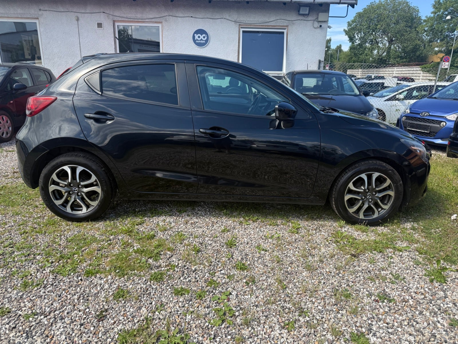Sort Mazda 2 fra 2015