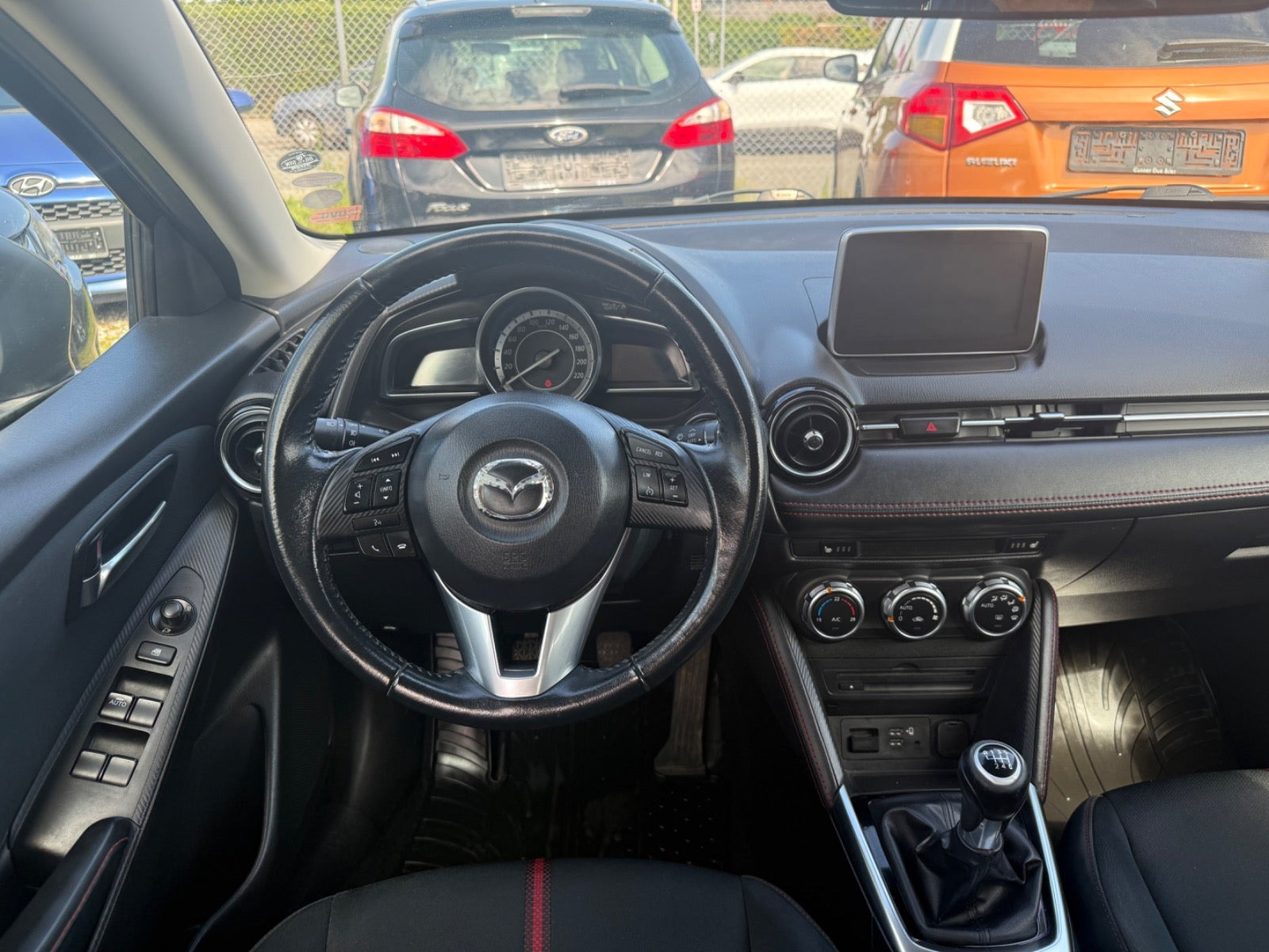 Sort Mazda 2 fra 2015