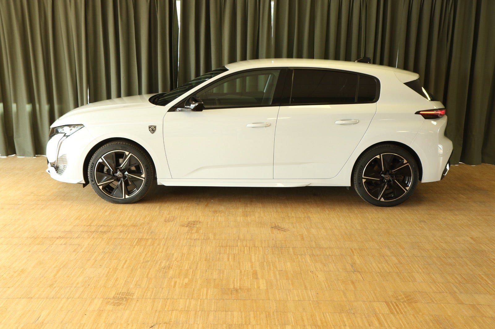 Grøn Peugeot E-308 fra 2024