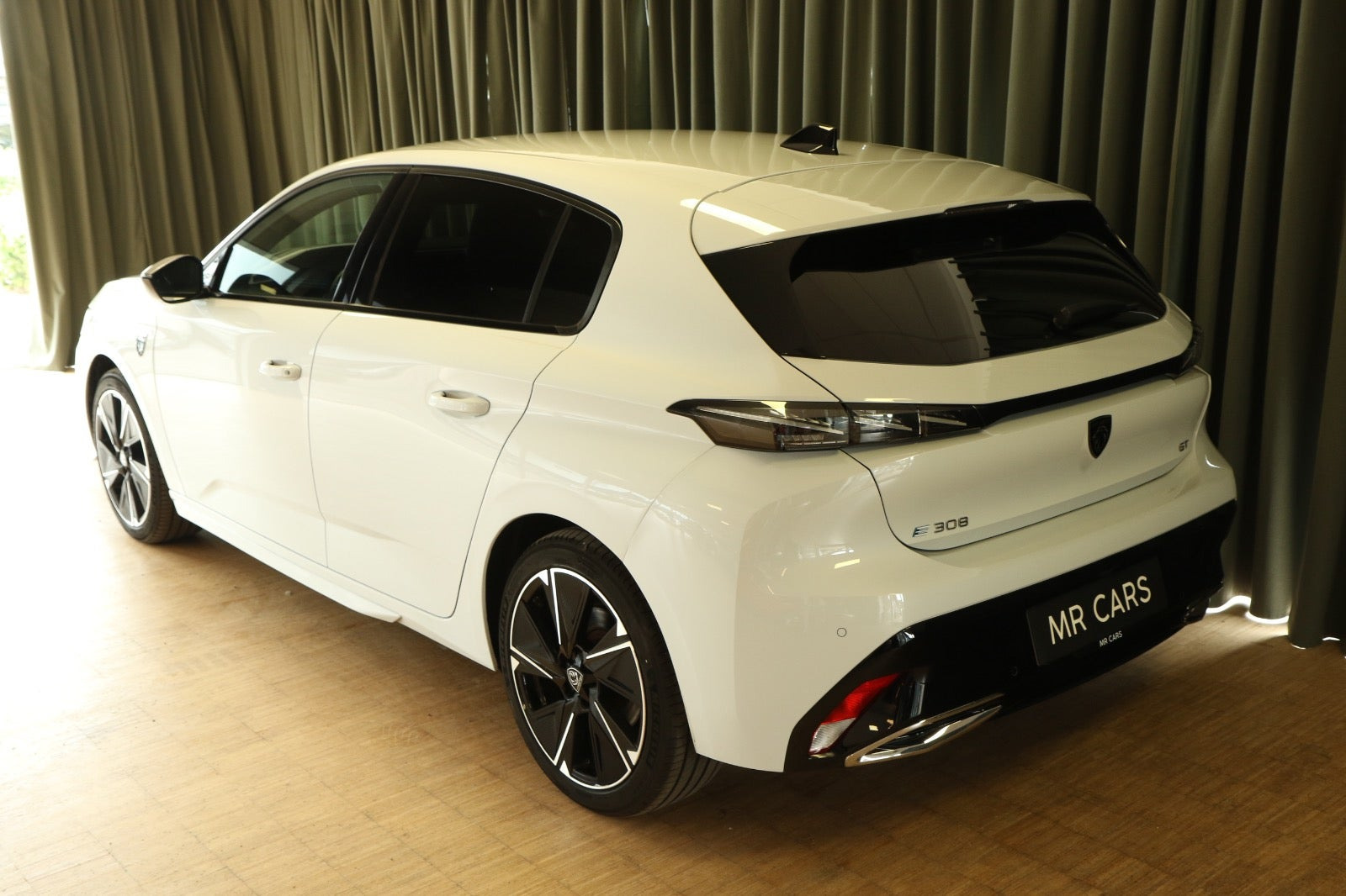 Grøn Peugeot E-308 fra 2024