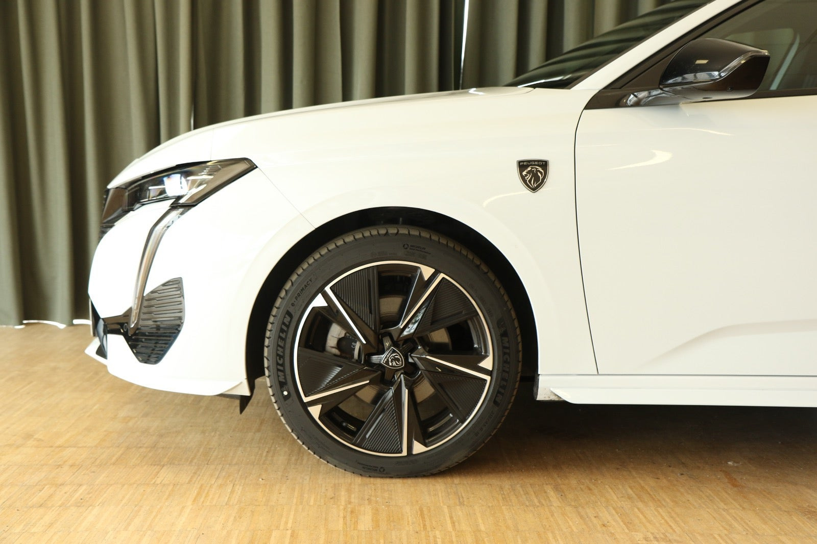 Grøn Peugeot E-308 fra 2024