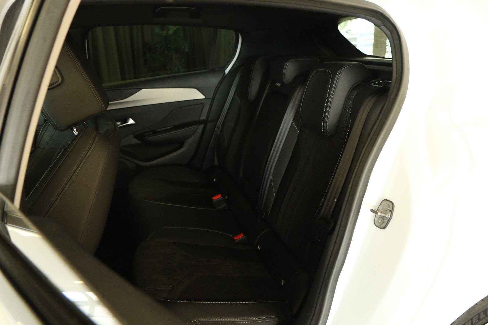 Grøn Peugeot E-308 fra 2024