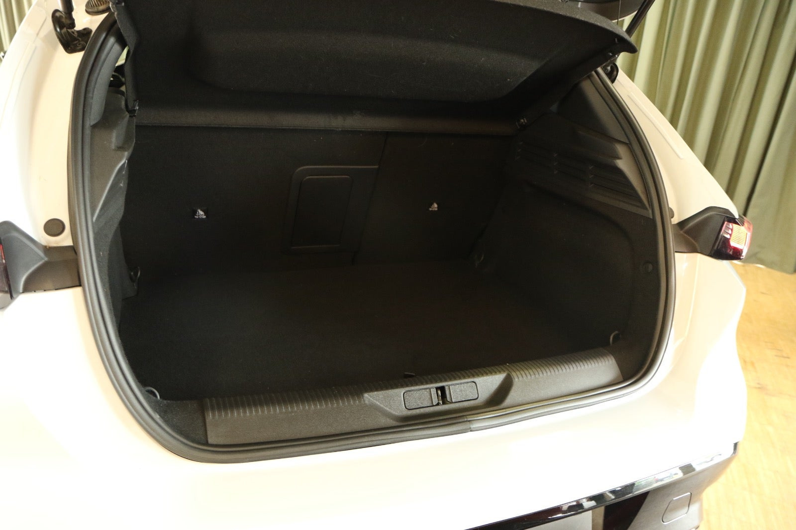 Grøn Peugeot E-308 fra 2024