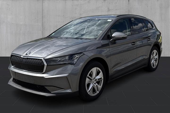 Grå Skoda Enyaq fra 2024 set udefra
