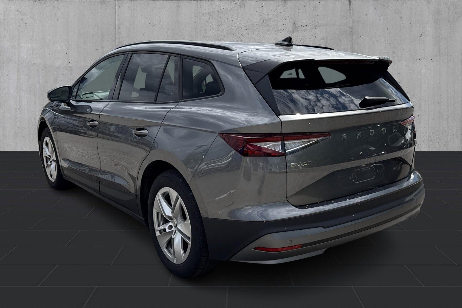 Grå Skoda Enyaq fra 2024