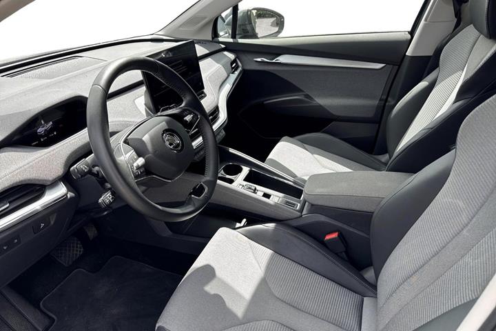 Grå Skoda Enyaq fra 2024