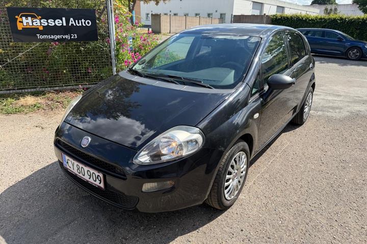 Grøn Fiat Punto fra 2012 set udefra
