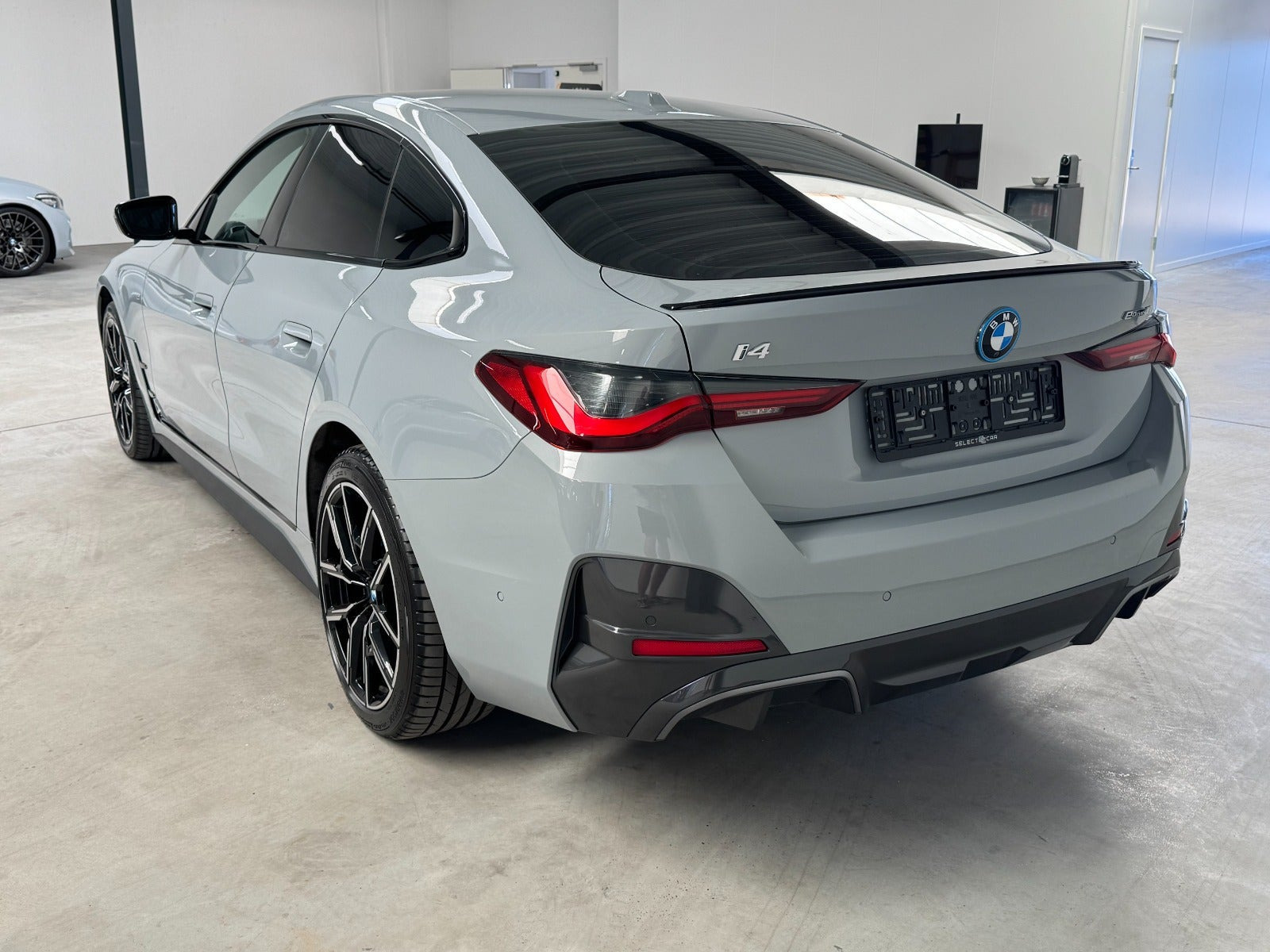 Grå BMW i4 fra 2023