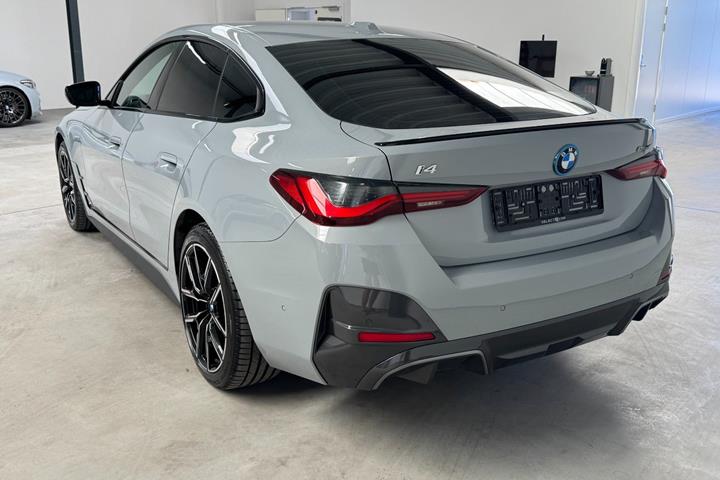 Grå BMW i4 fra 2023