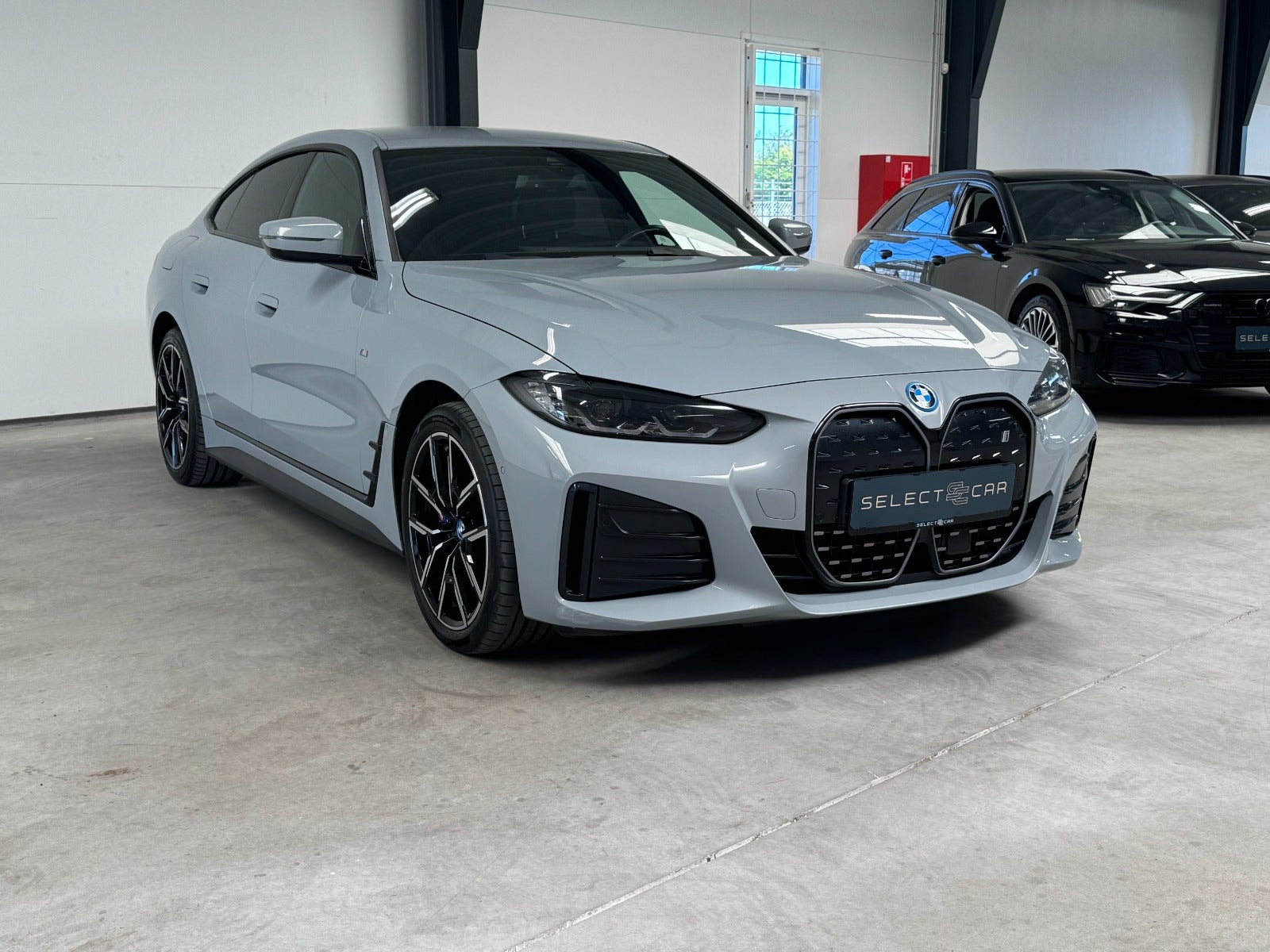 Grå BMW i4 fra 2023