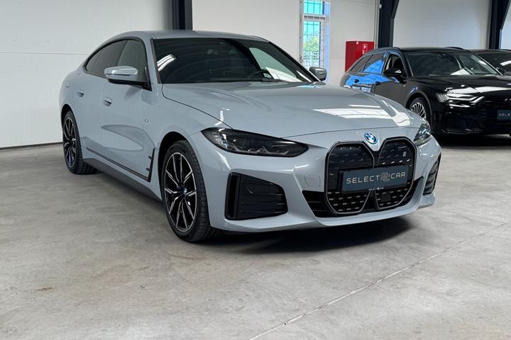 Grå BMW i4 fra 2023