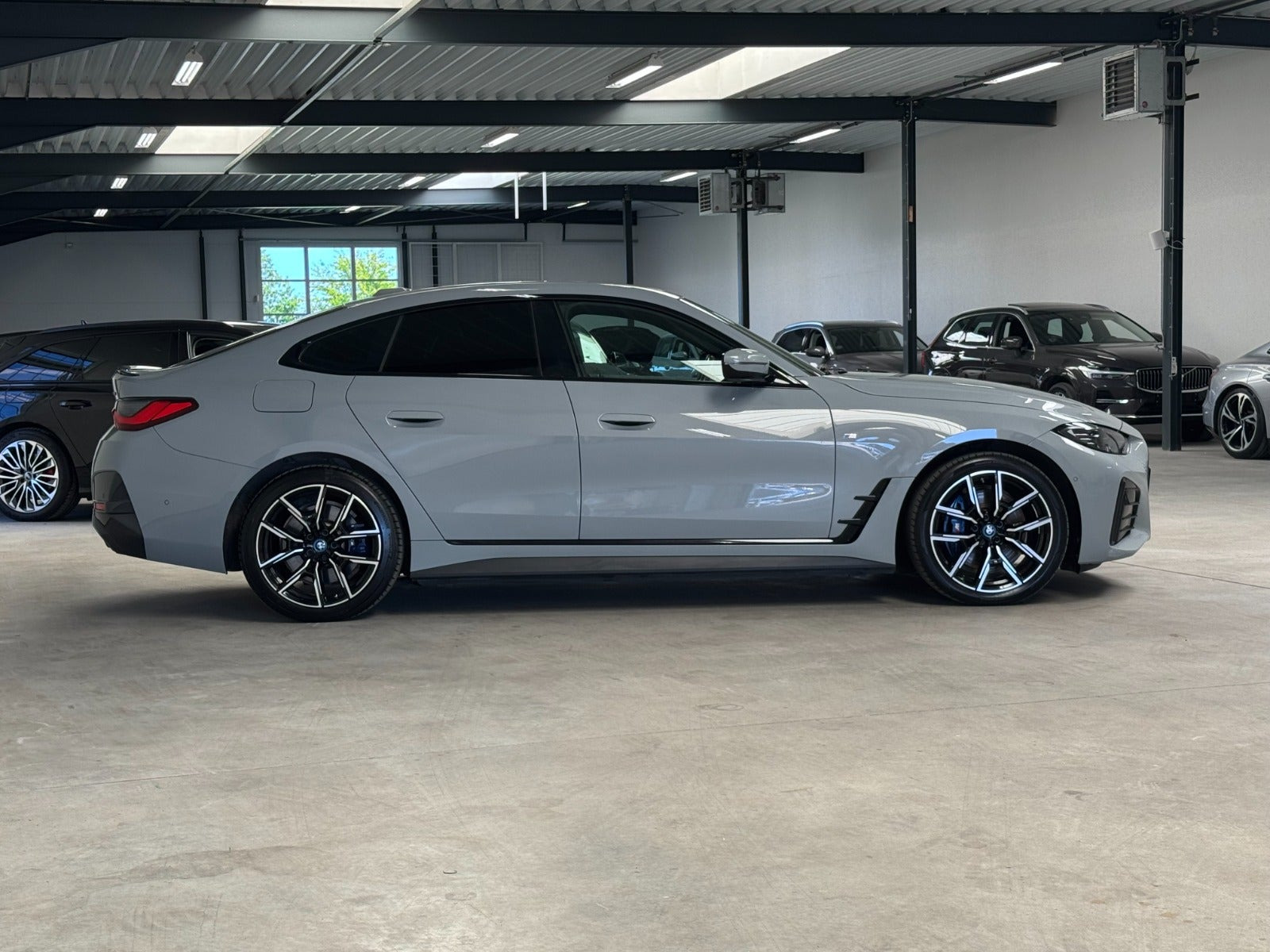 Grå BMW i4 fra 2023