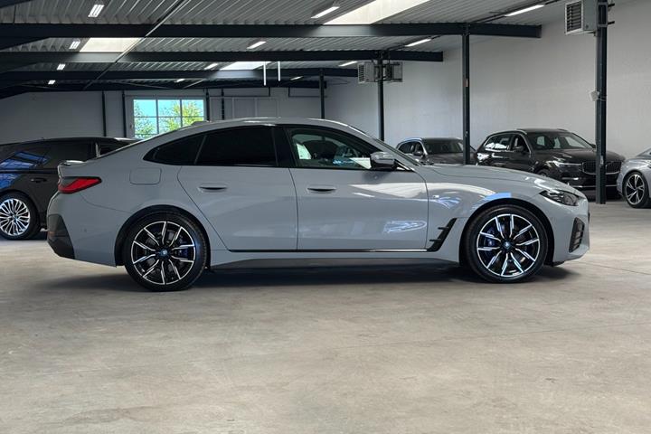 Grå BMW i4 fra 2023