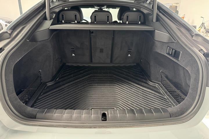 Grå BMW i4 fra 2023