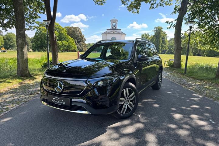 Sort Mercedes EQB250 fra 2024 set udefra
