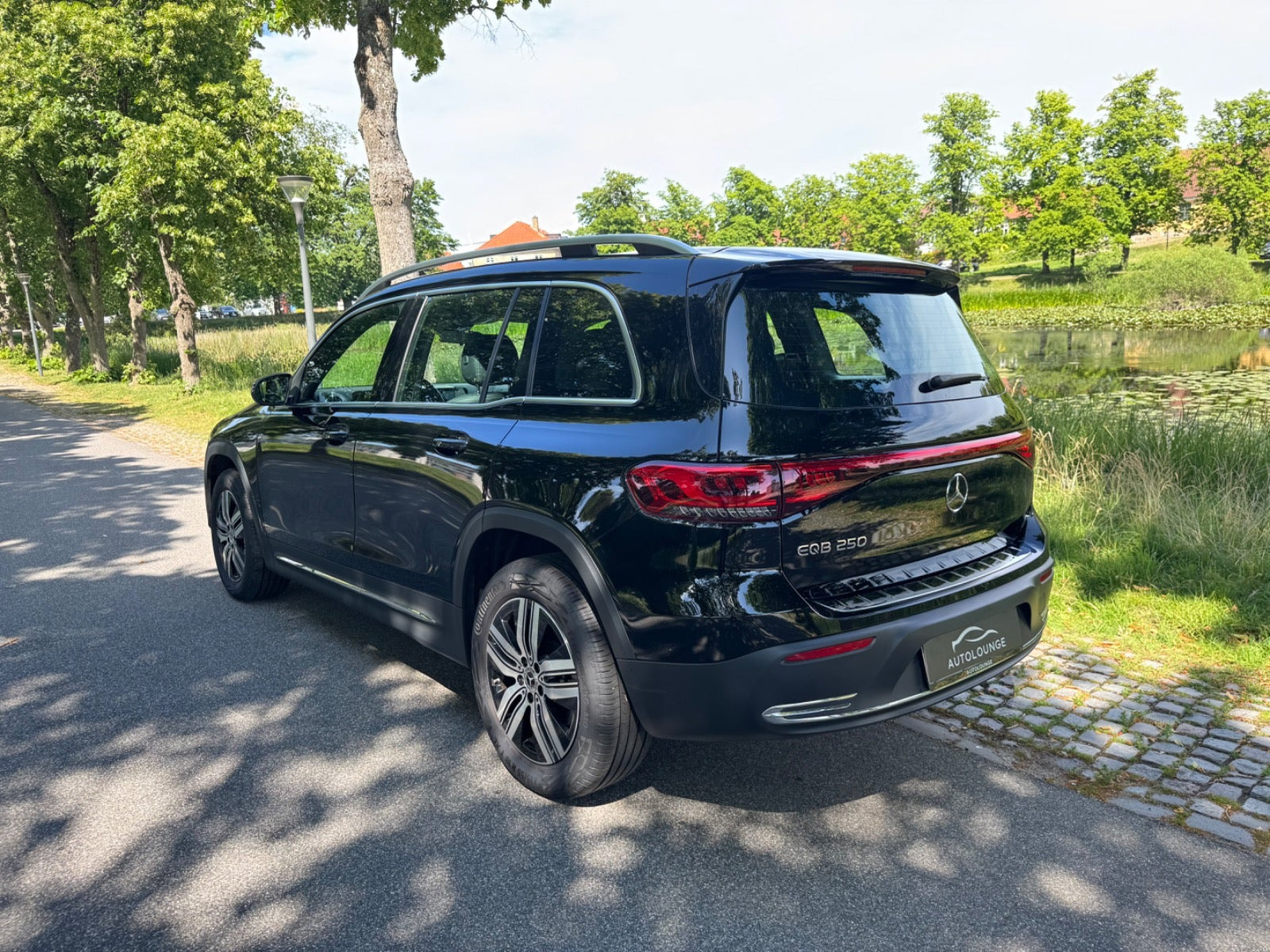 Sort Mercedes EQB250 fra 2024