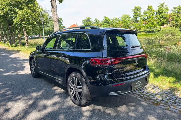 Sort Mercedes EQB250 fra 2024