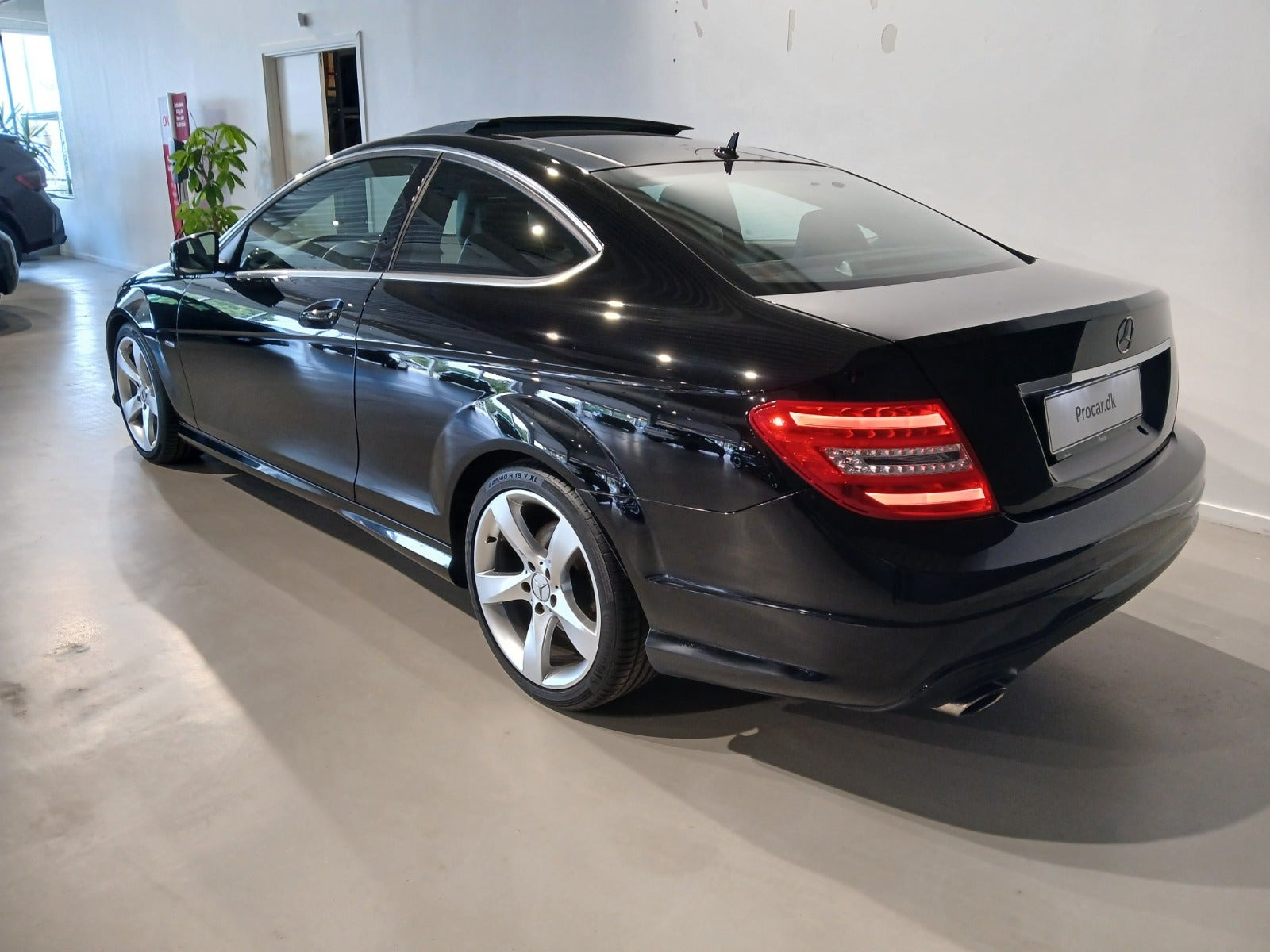Sort Mercedes C180 fra 2011