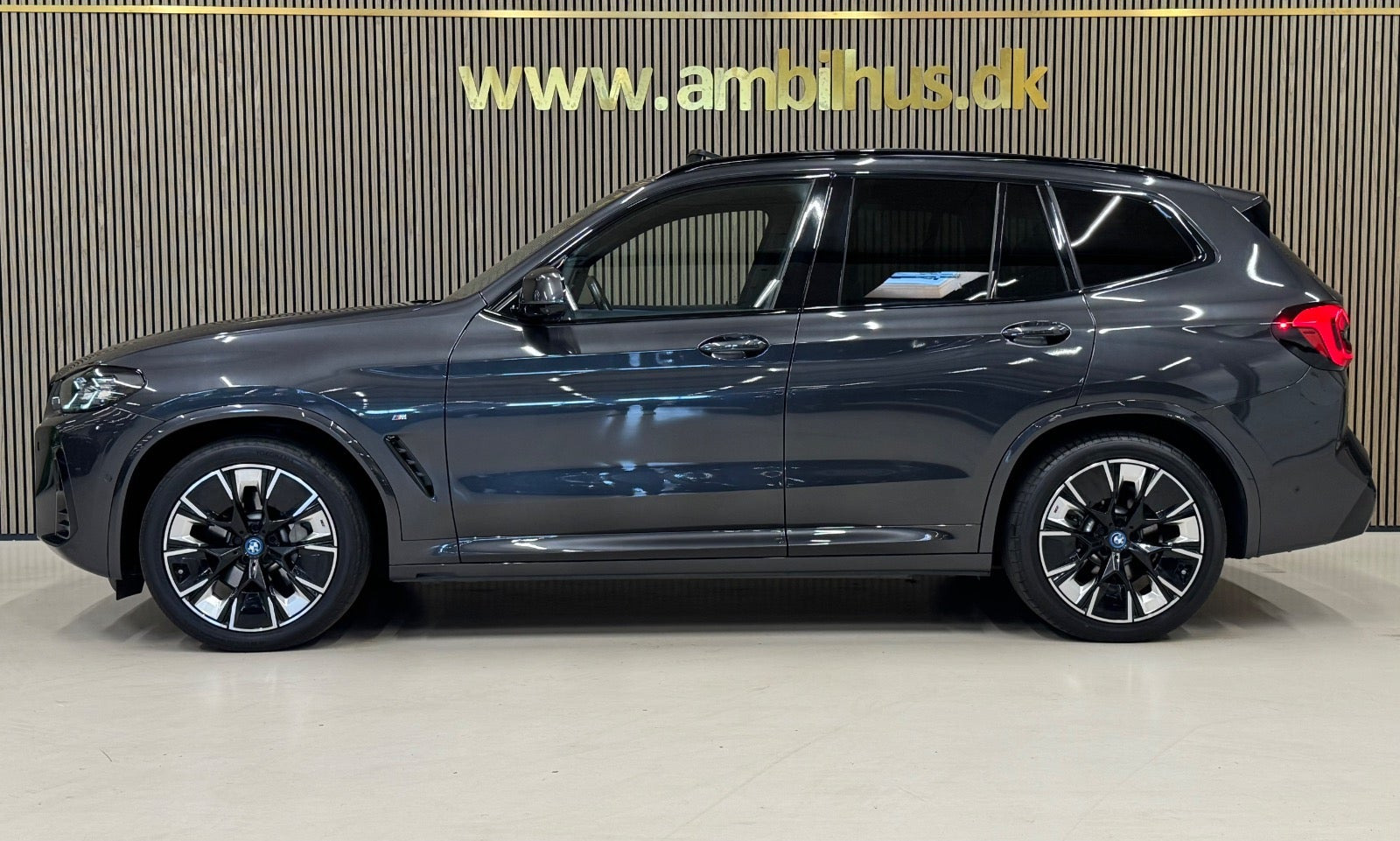 Grå BMW iX3 fra 2023