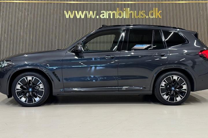 Grå BMW iX3 fra 2023