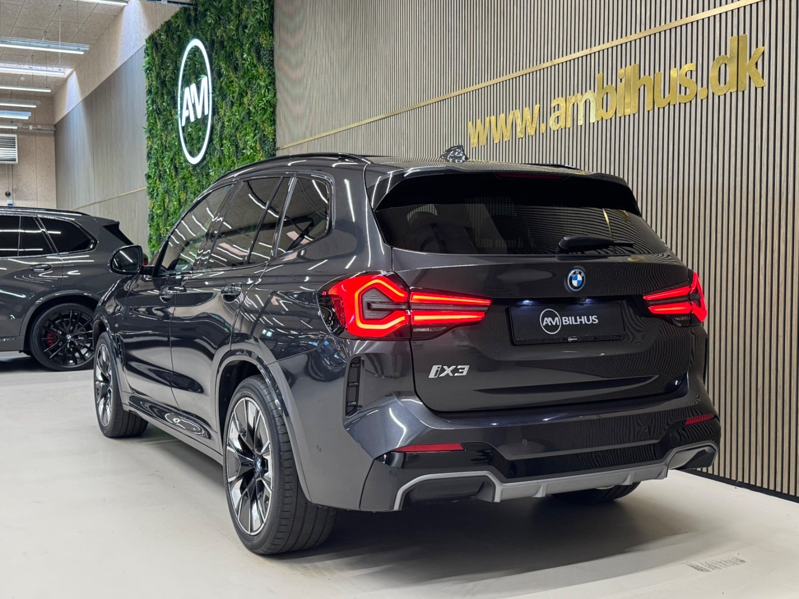 Grå BMW iX3 fra 2023