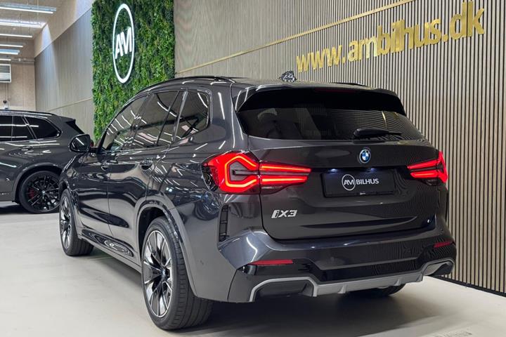 Grå BMW iX3 fra 2023