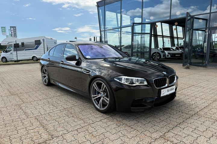 Sort BMW M5 fra 2013 set udefra