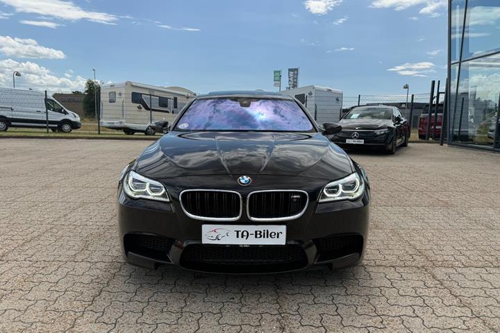 Sort BMW M5 fra 2013