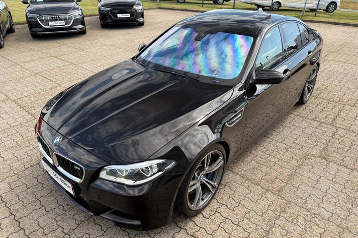 Sort BMW M5 fra 2013