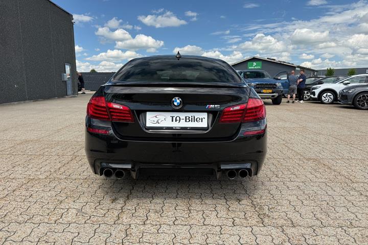 Sort BMW M5 fra 2013