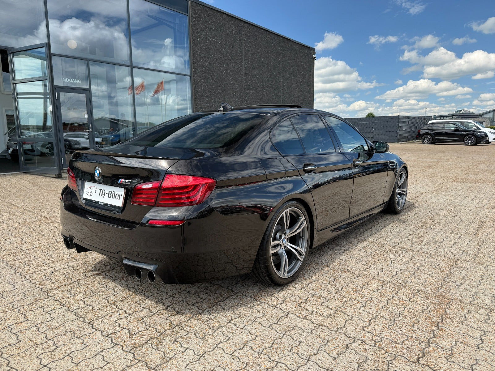Sort BMW M5 fra 2013