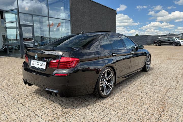 Sort BMW M5 fra 2013