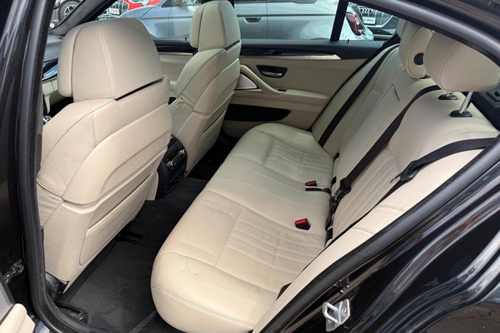 Sort BMW M5 fra 2013
