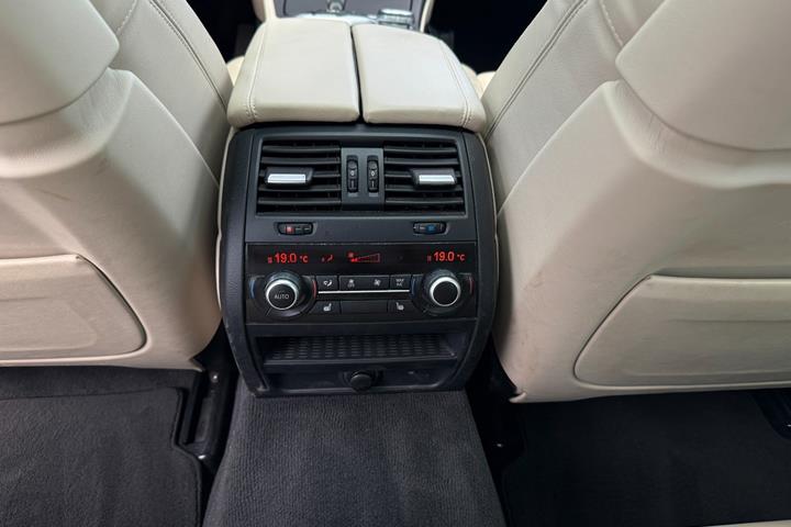 Sort BMW M5 fra 2013